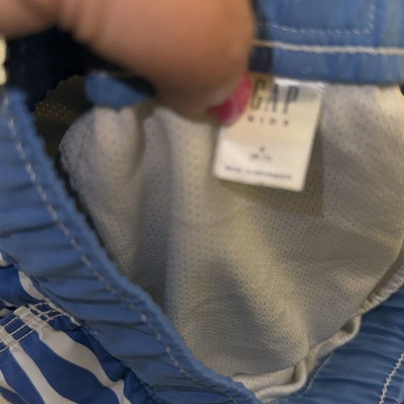 Bundle (2) boys swim trunks. Gap and Cat&Jack. Multi colored. Lined. Size S 6-7. - Picture 8 of 8